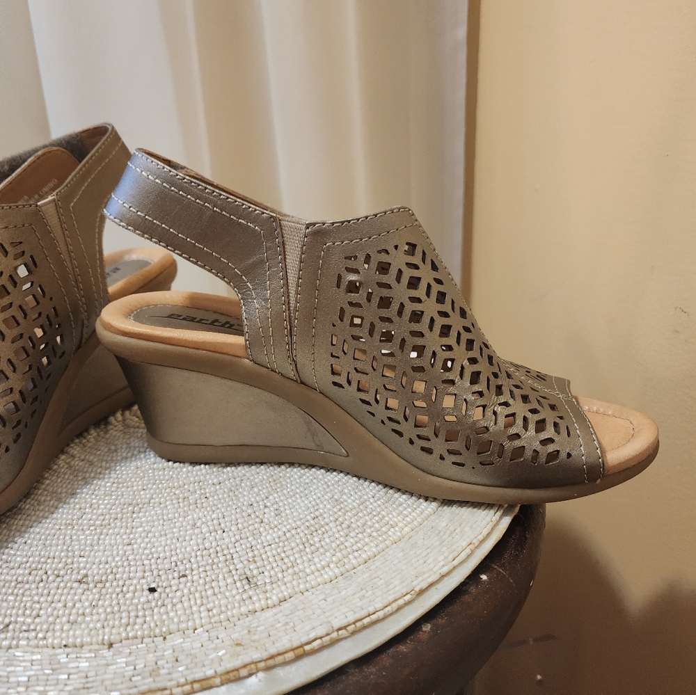 NWT.Earth Cascade Women's Size 7.5B Shoes Platinum Perforated Leather Platinium - Picture 7 of 8